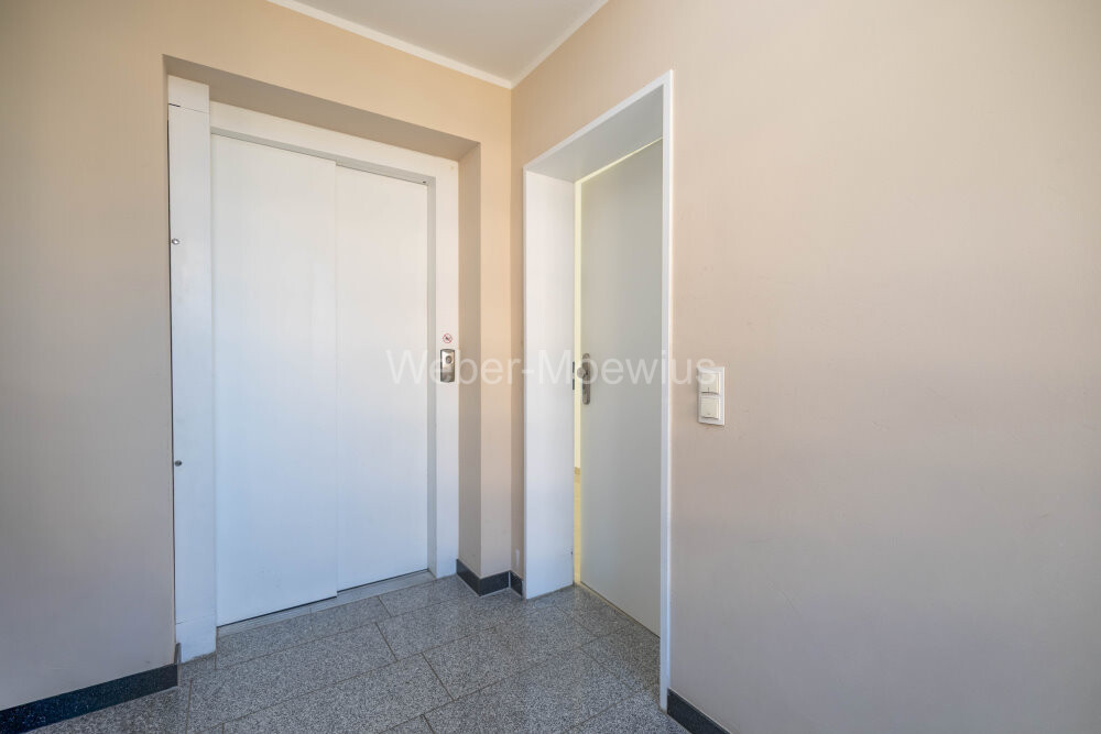 3485 Aufzug + Wohnungstür