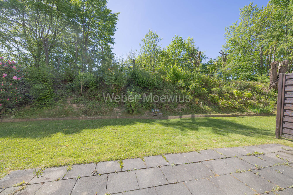 34933 Terrasse mit Blick in den Garten