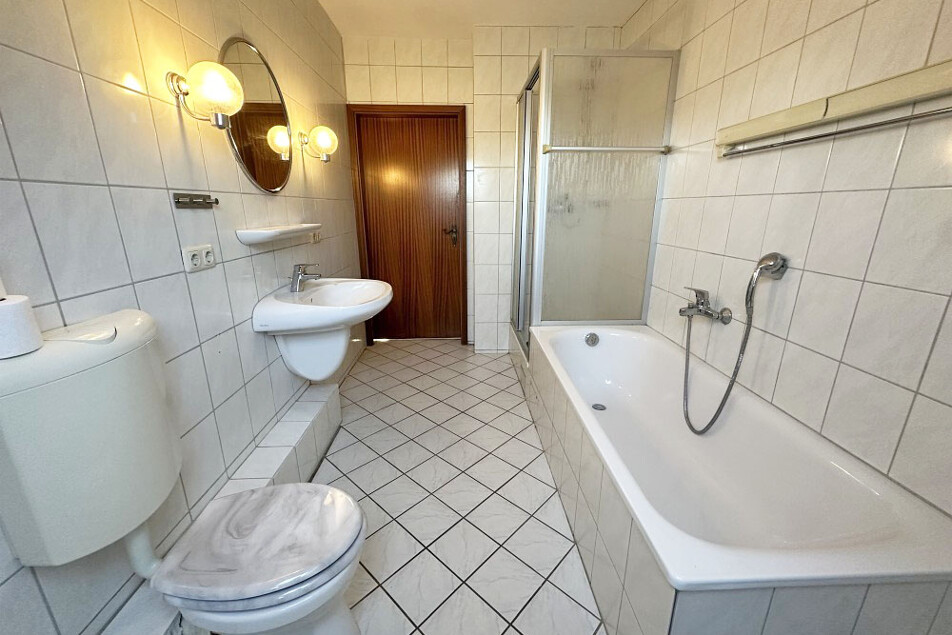 Badezimmer DG Bild 2