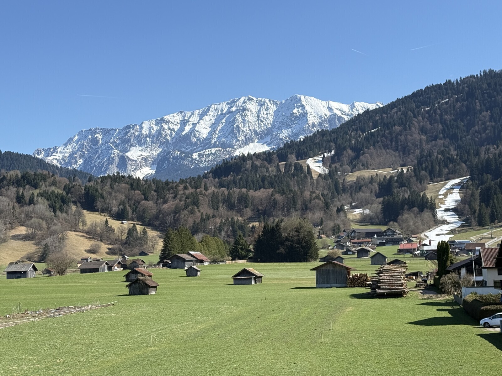 Vom Balkon den Blick in die Weite geniessen