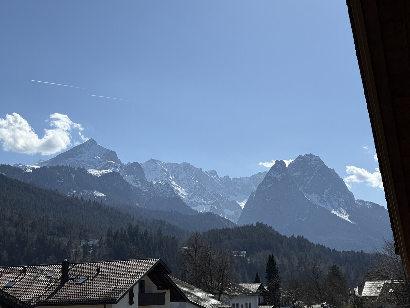 Morgens vom Balkon in die Berge sehen