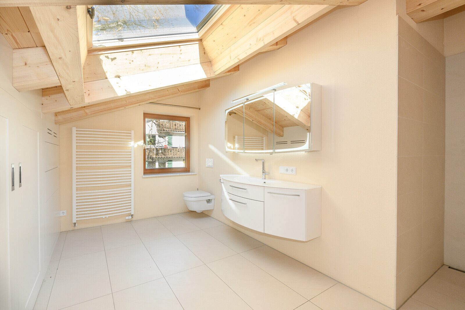 Masterbad en suite mit Walk-In-Dusche 