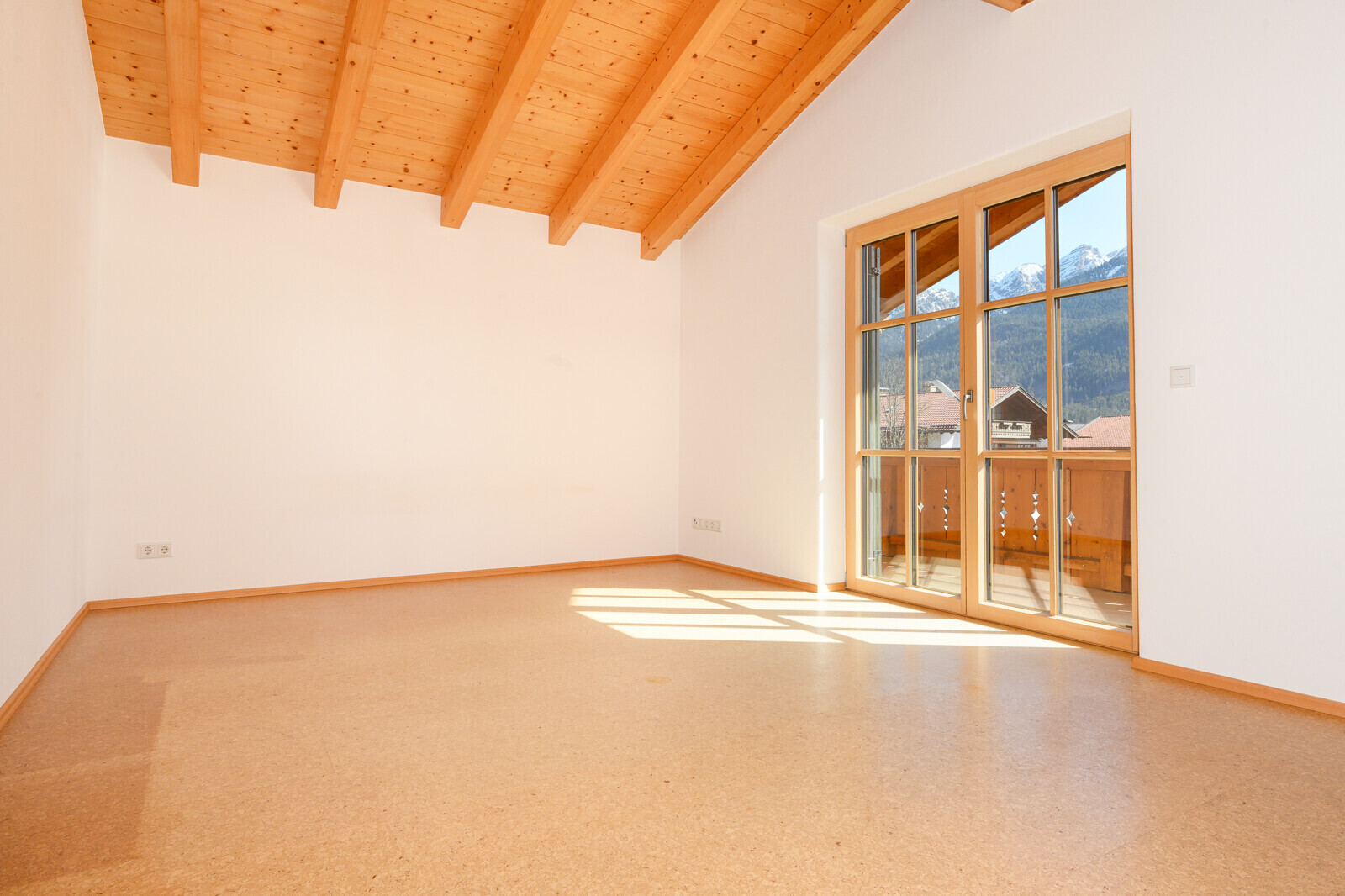 Weiteres Zimmer mit Balkon und Bergblick I OG