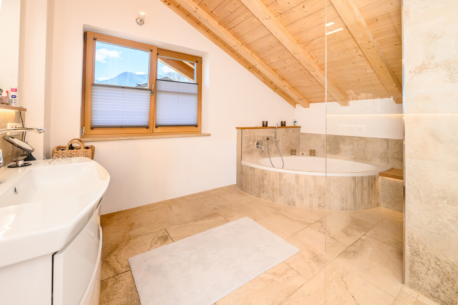 ...und Eckbadewanne