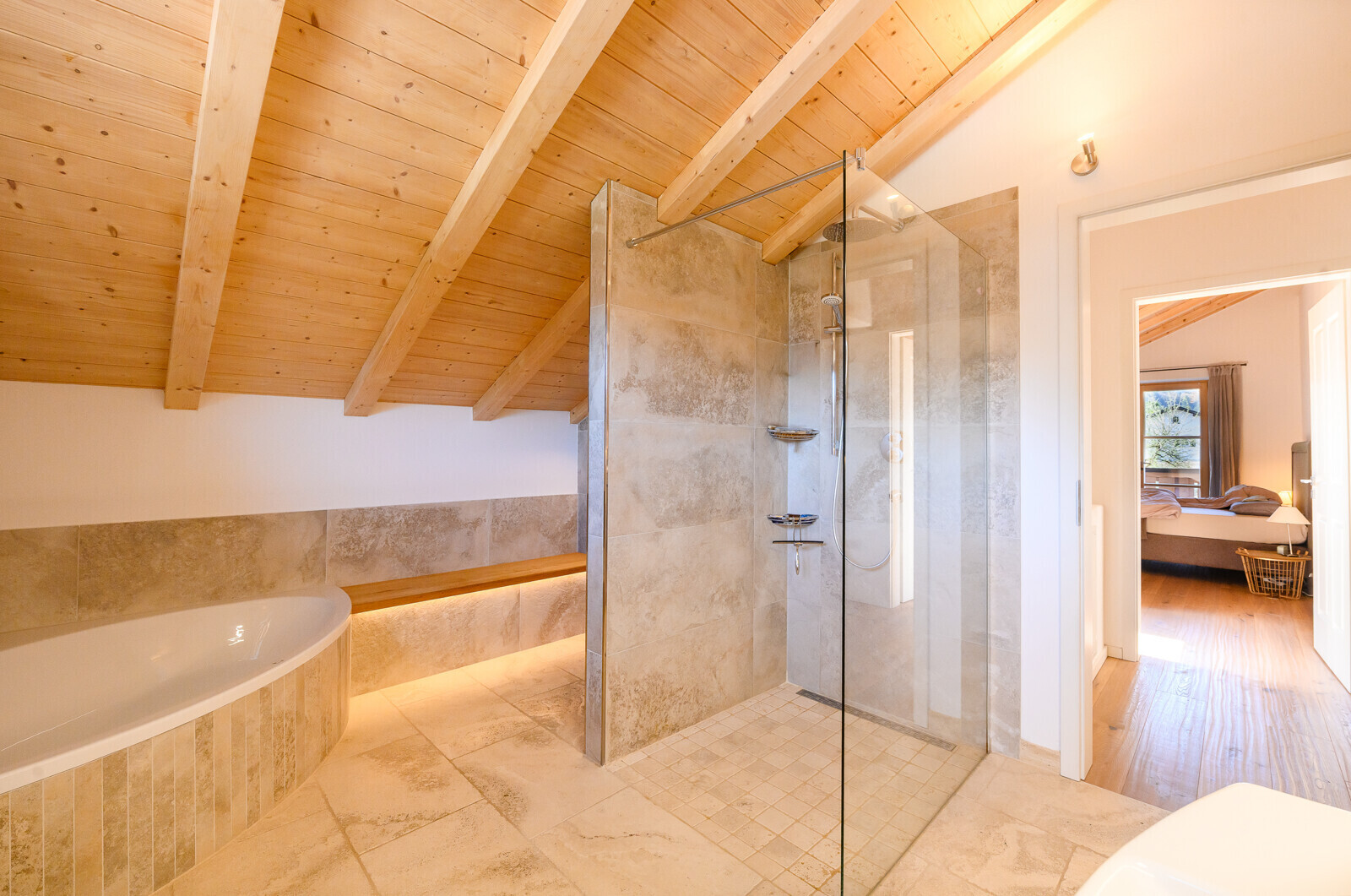 Modernes Bad mit Rainshower-Dusche...