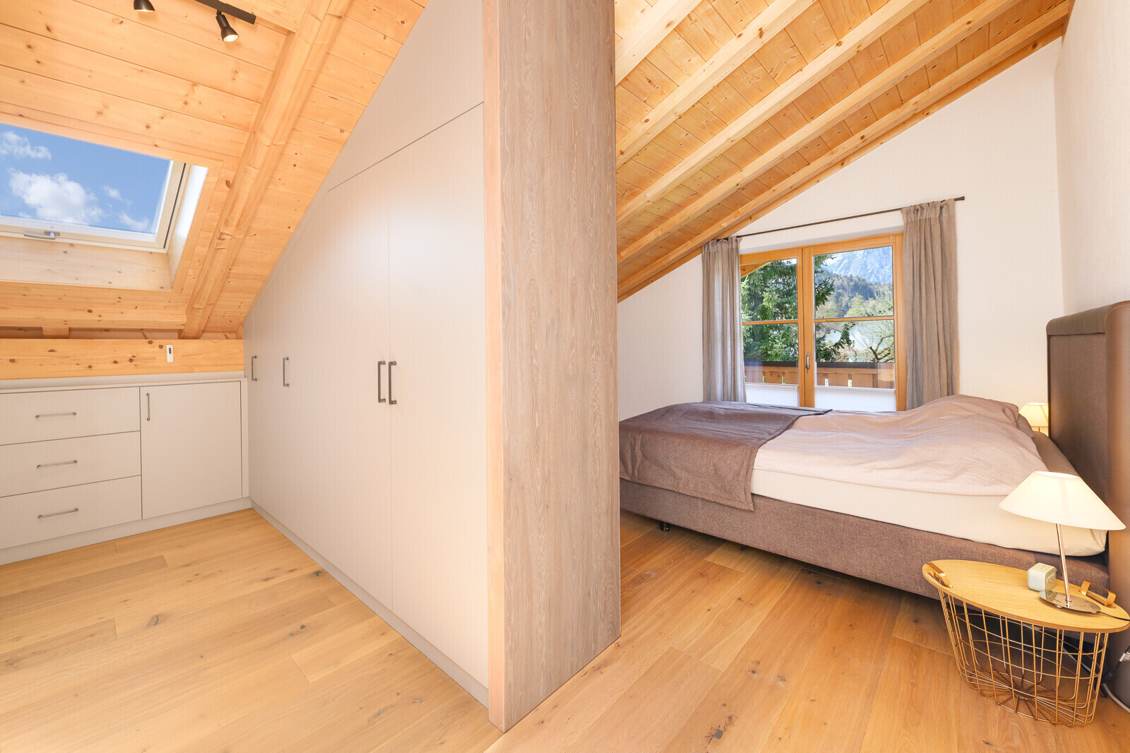 Schlafzimmer mit geräumiger Ankleide...