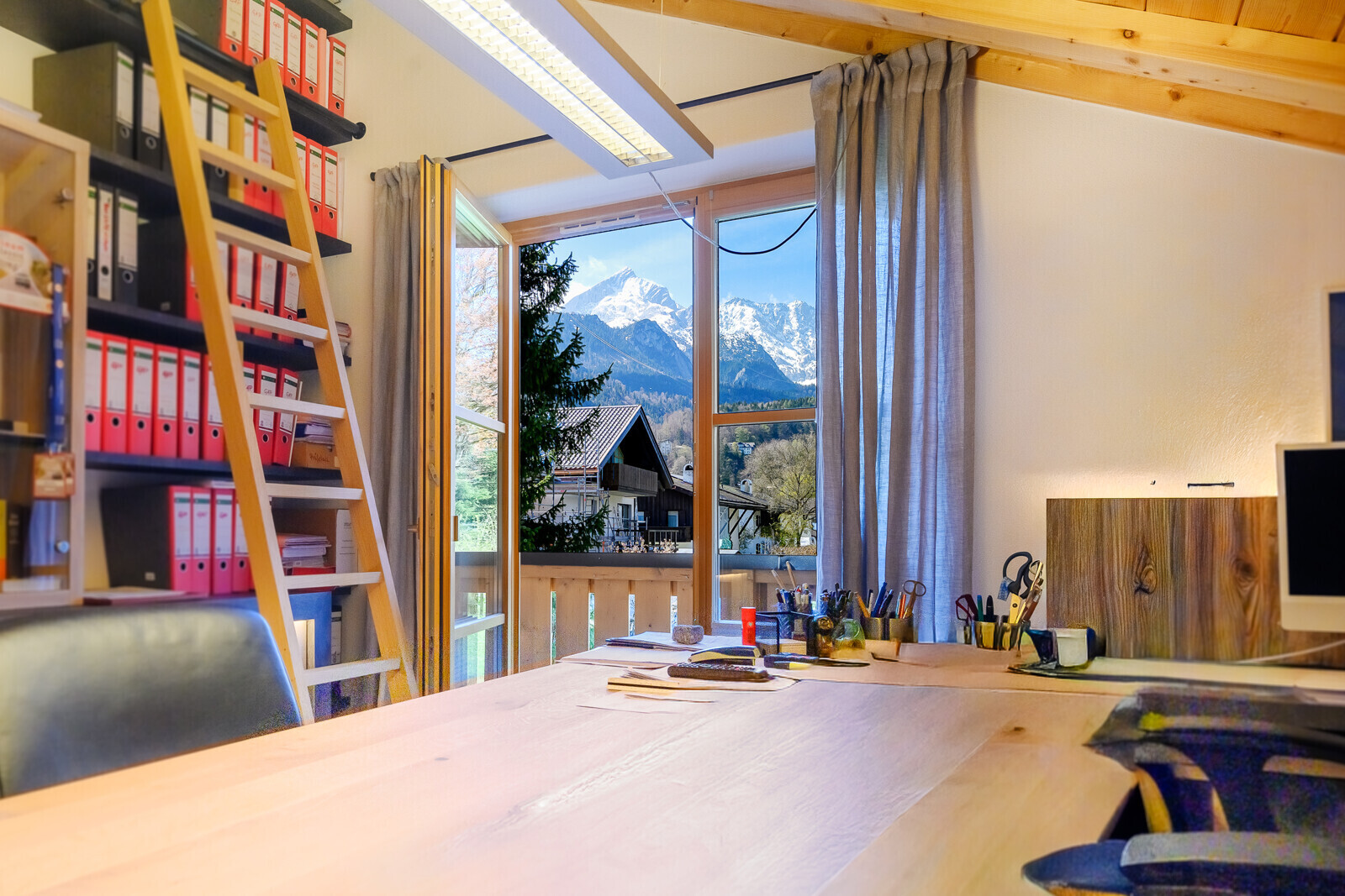 Arbeitsplatz mit Alpenblick I DG