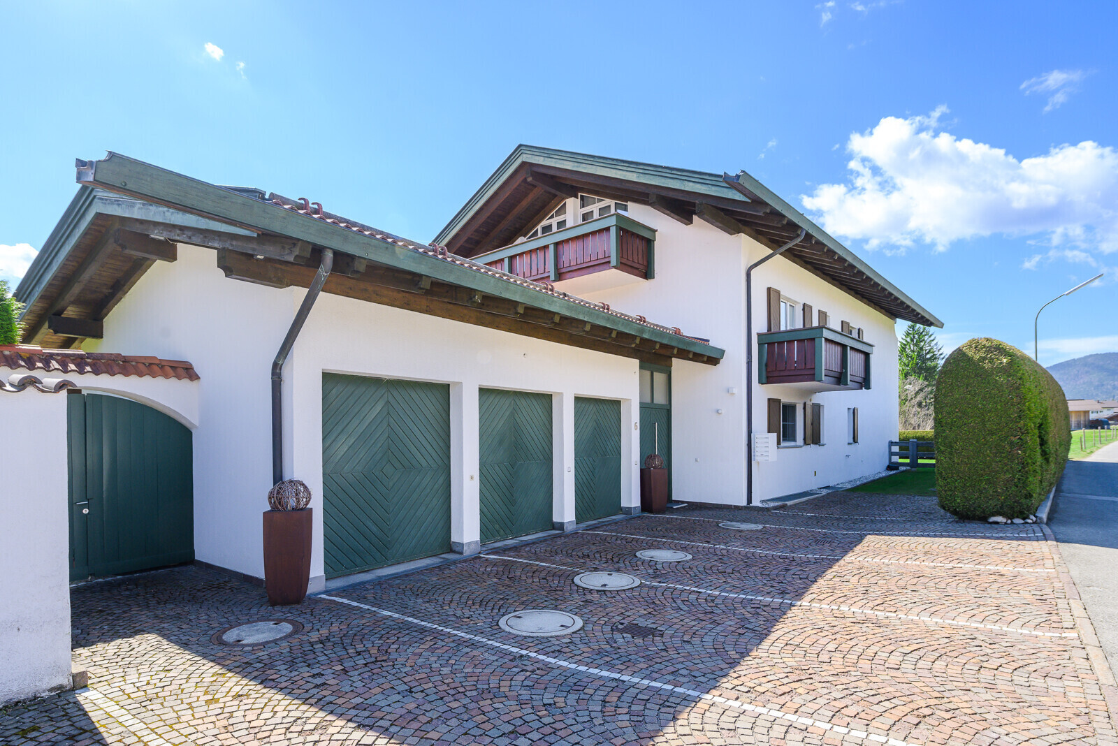 Garage und Stellplätze