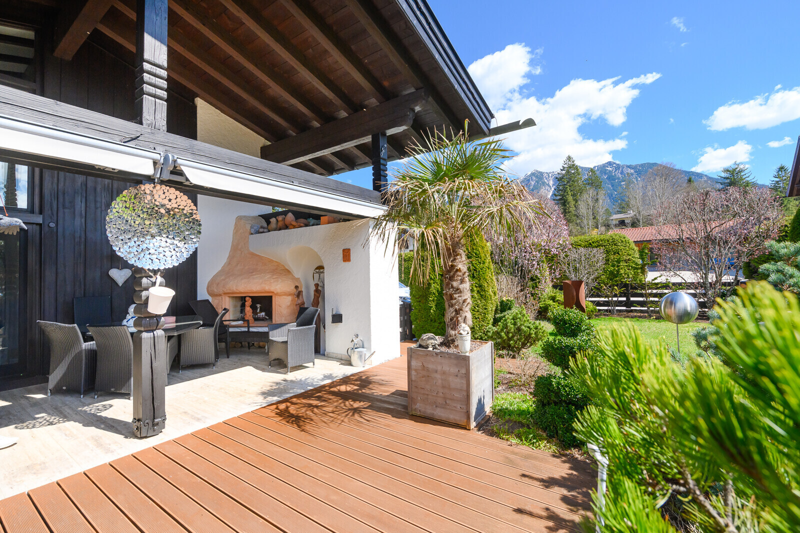 Überdachte Terrasse mit Außenkamin