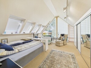 Großes DG-Schlafzimmer mit Bad en Suite