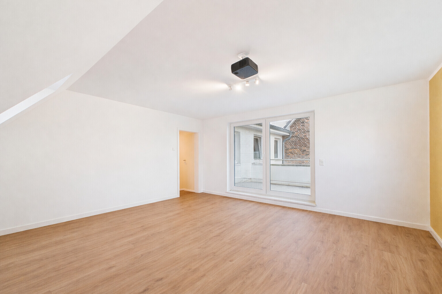 Wohnzimmer mit Blick auf Balkon