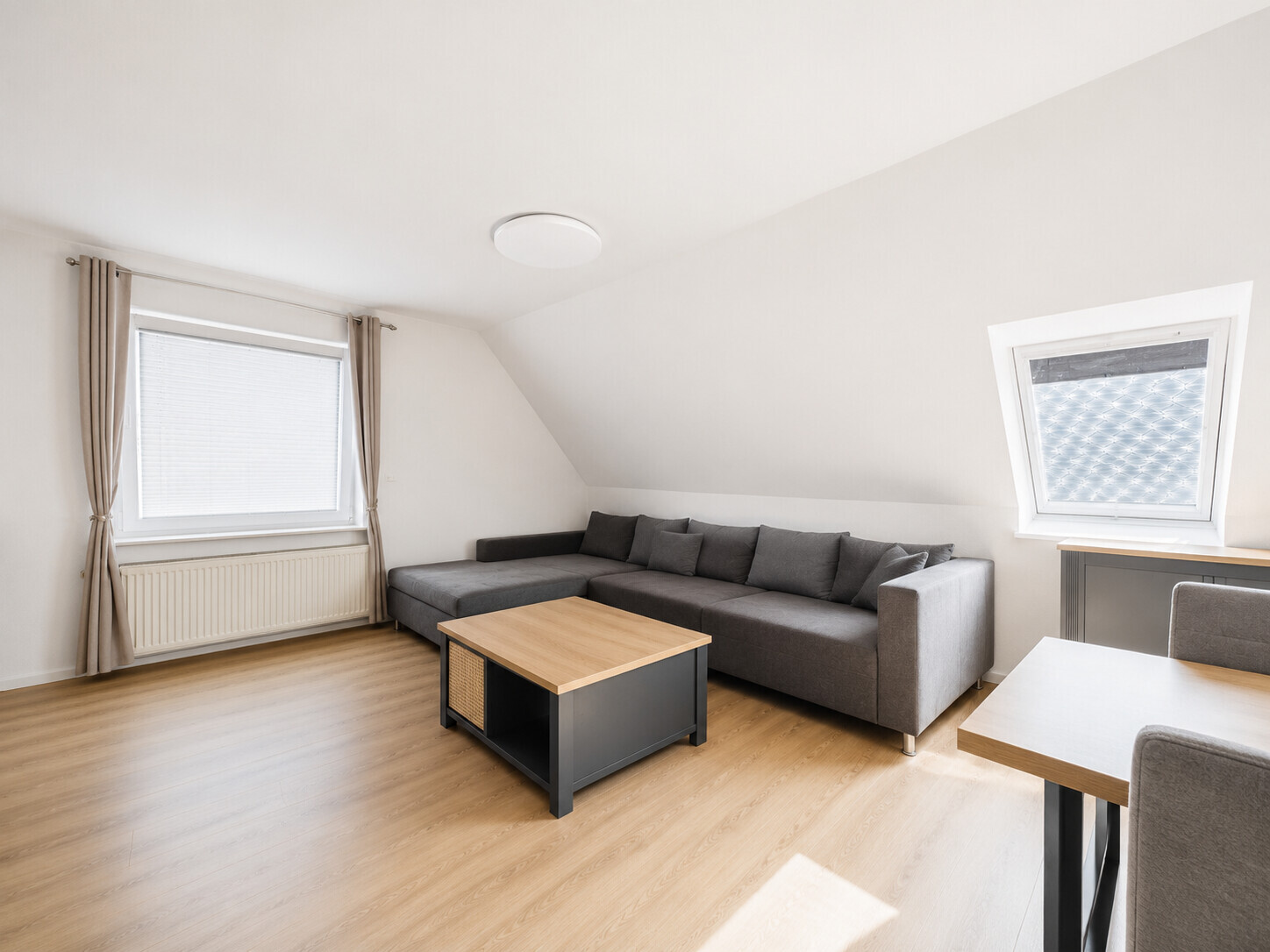 Wohnzimmer - leer geräumt mit KI-Unterstützung