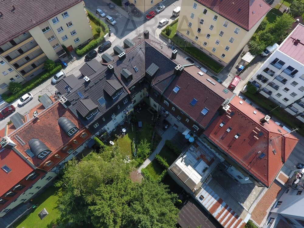 Hofseite mit kl. Garten