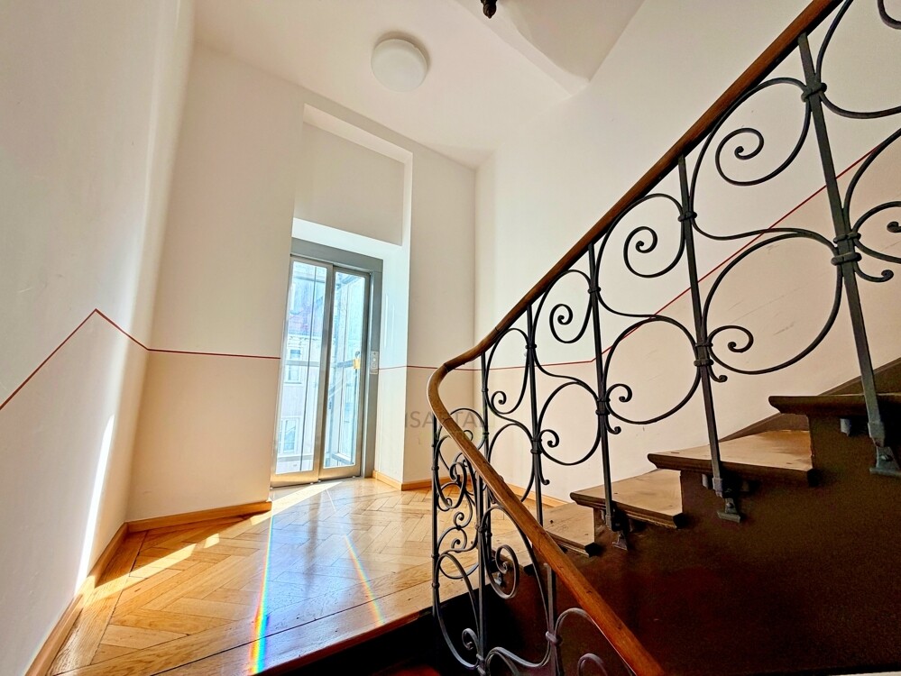 Historisches Treppenhaus mit Außenlift
