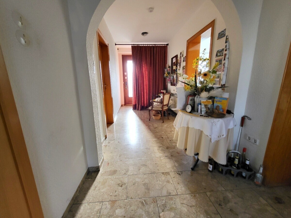 9. Flure Erd- und Kellergeschoß (1)