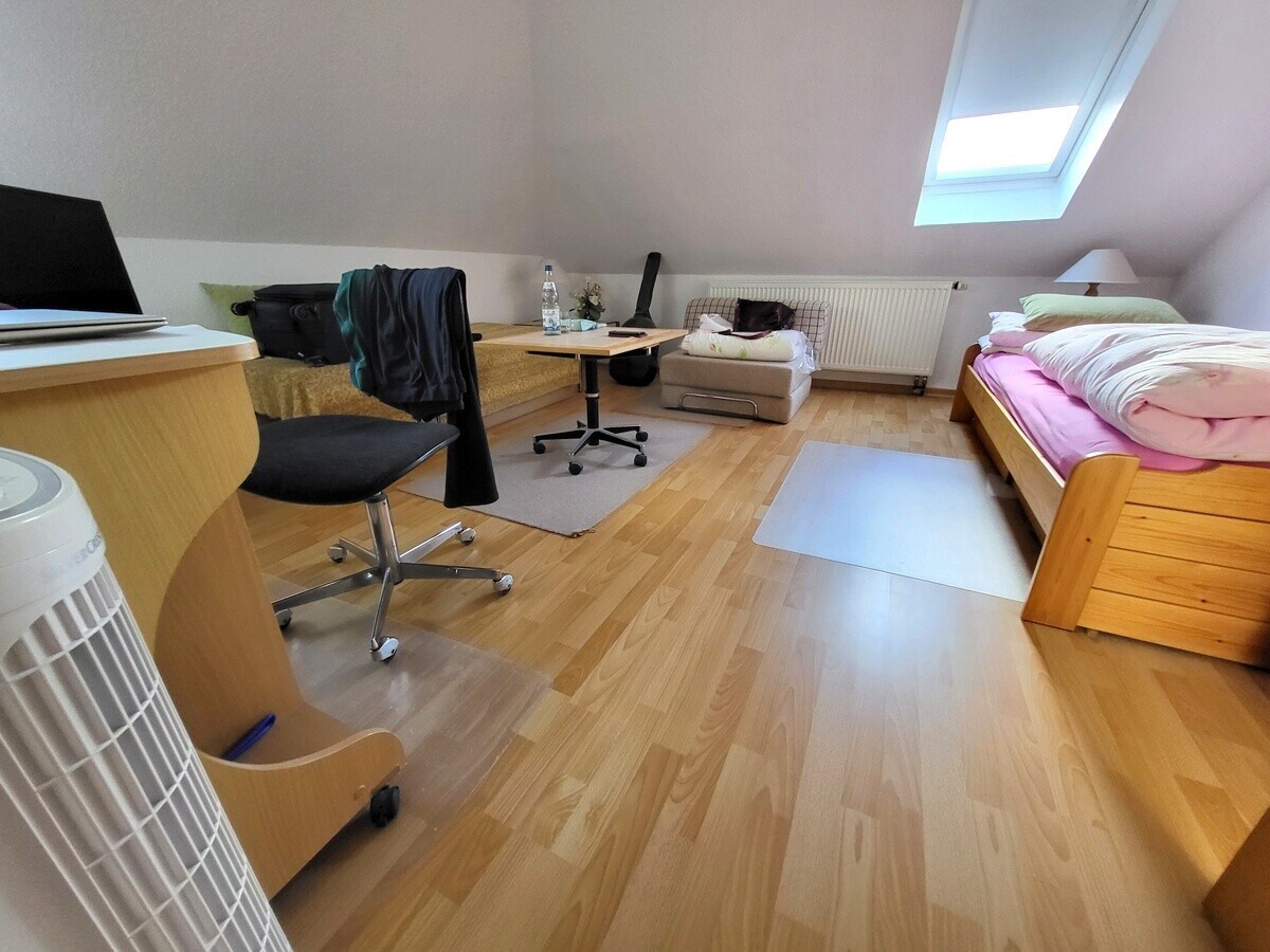 8. Zimmer im Obergeschoß (1)
