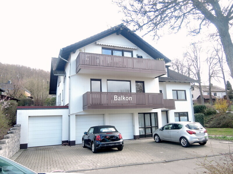 Hausansicht mit Balkonen