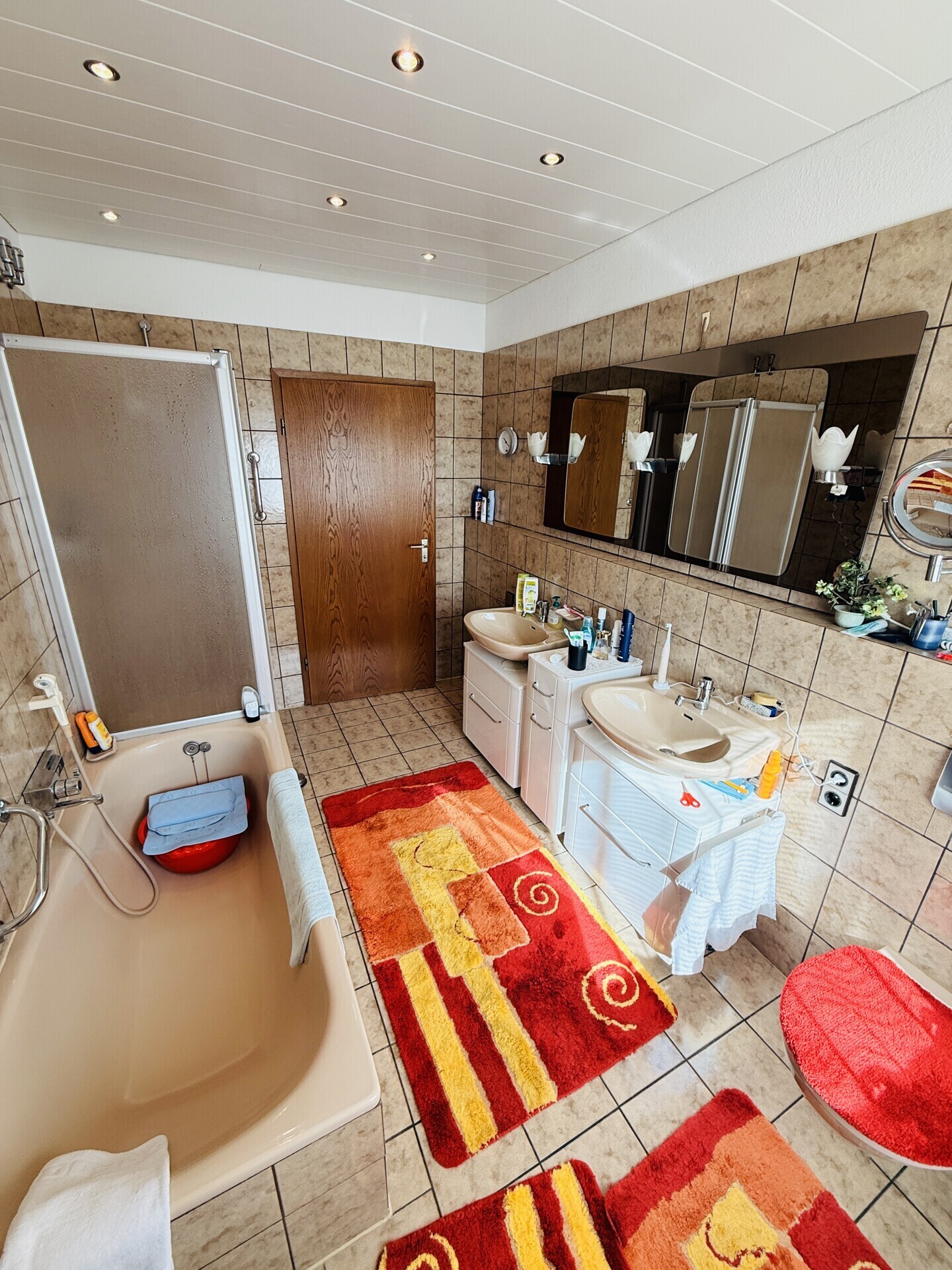 21 Badezimmer mit Badewanne und Dusche