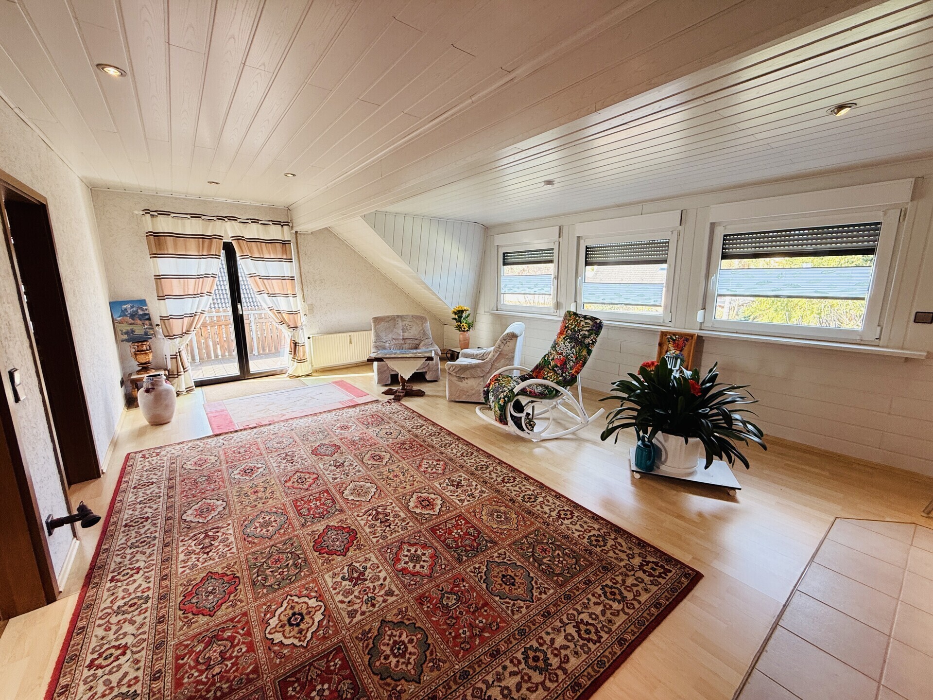 24 Wohnzimmer mit Terrassenzugang 1.OG