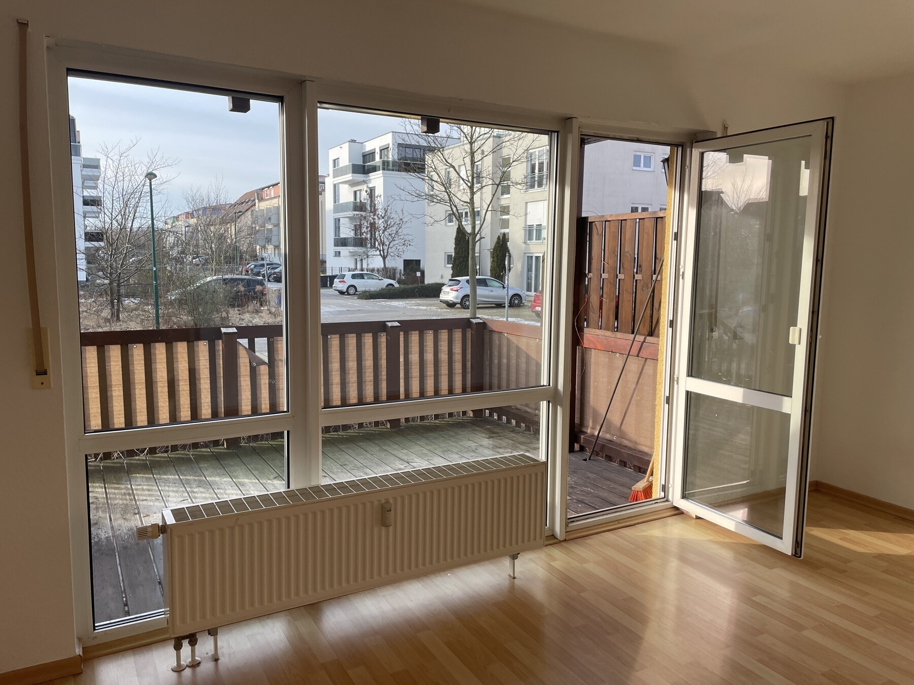 Wohnzimmer mit Zugang zum Balkon