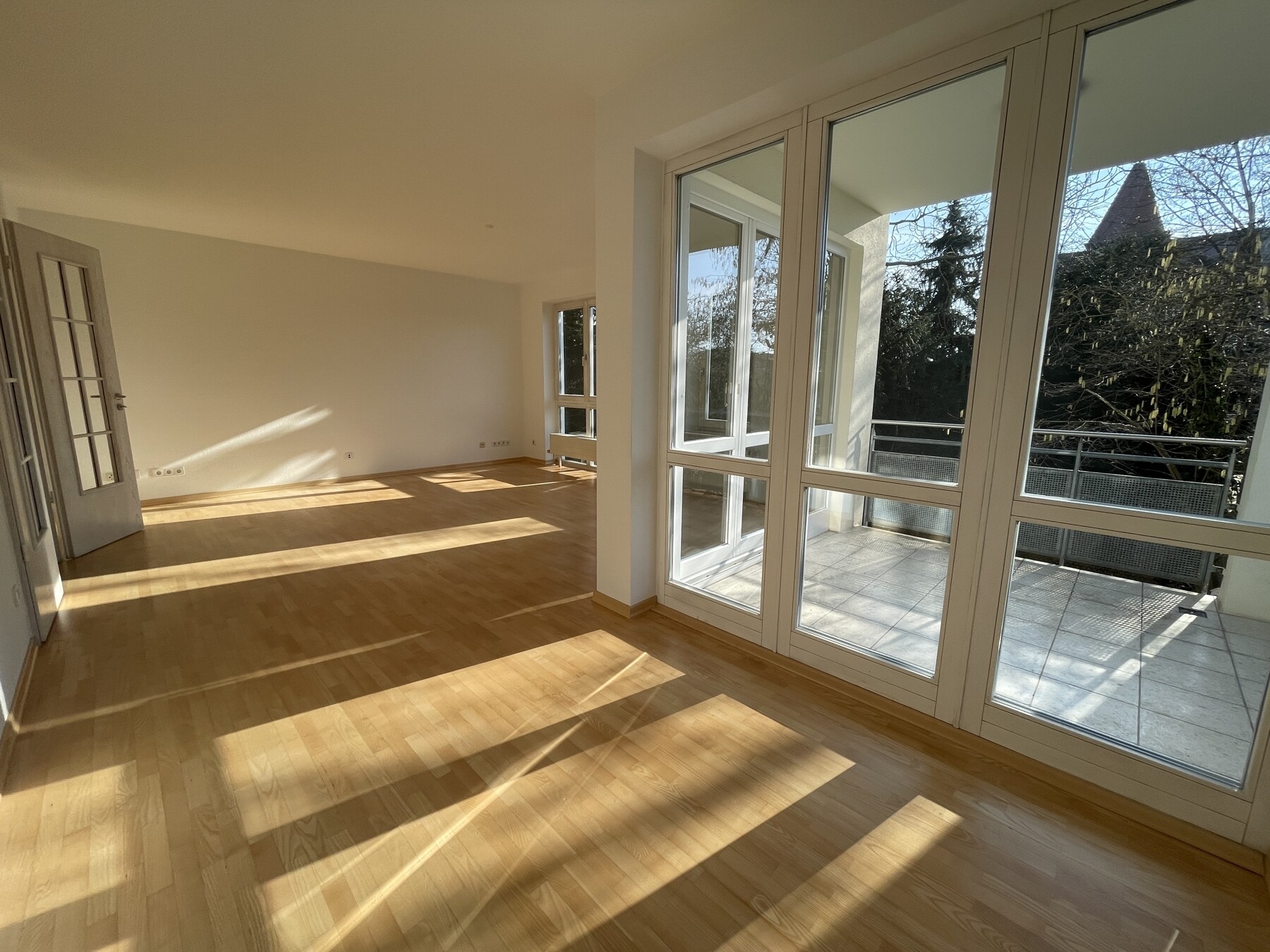 Wohnzimmer mit Balkonzugang