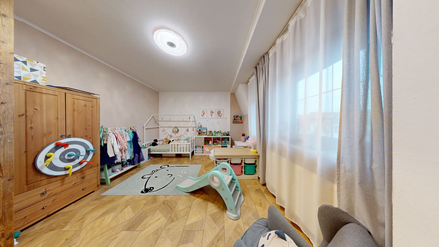 Großes Schlaf-/Kinderzimmer OG