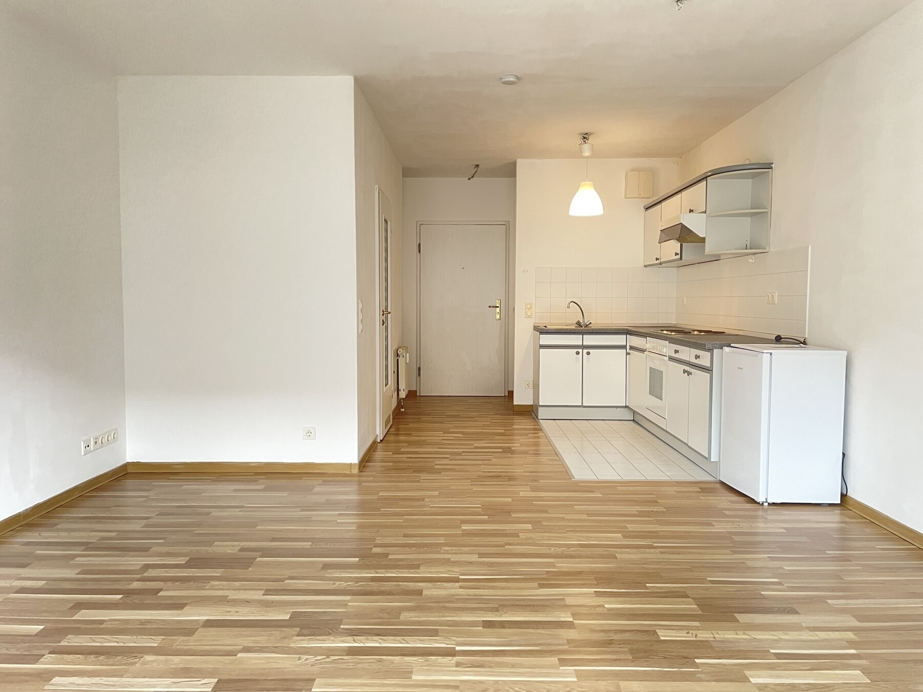 Wohnzimmer mit offener Küchenzeile