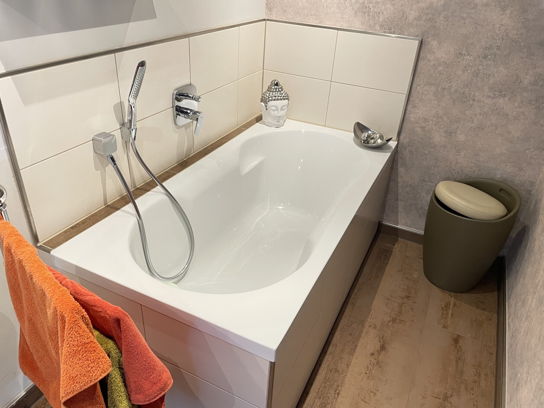 Badewanne - Großes Badezimmer (OG)