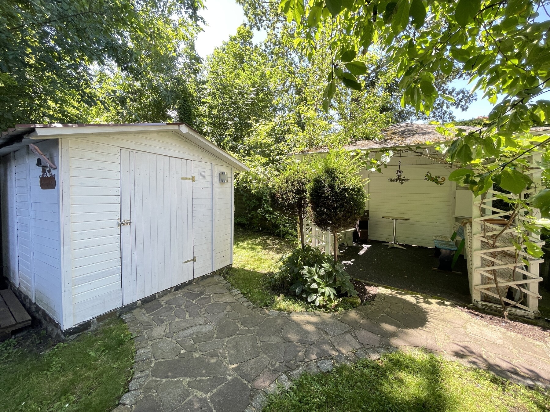 Gartenlaube und Schuppen