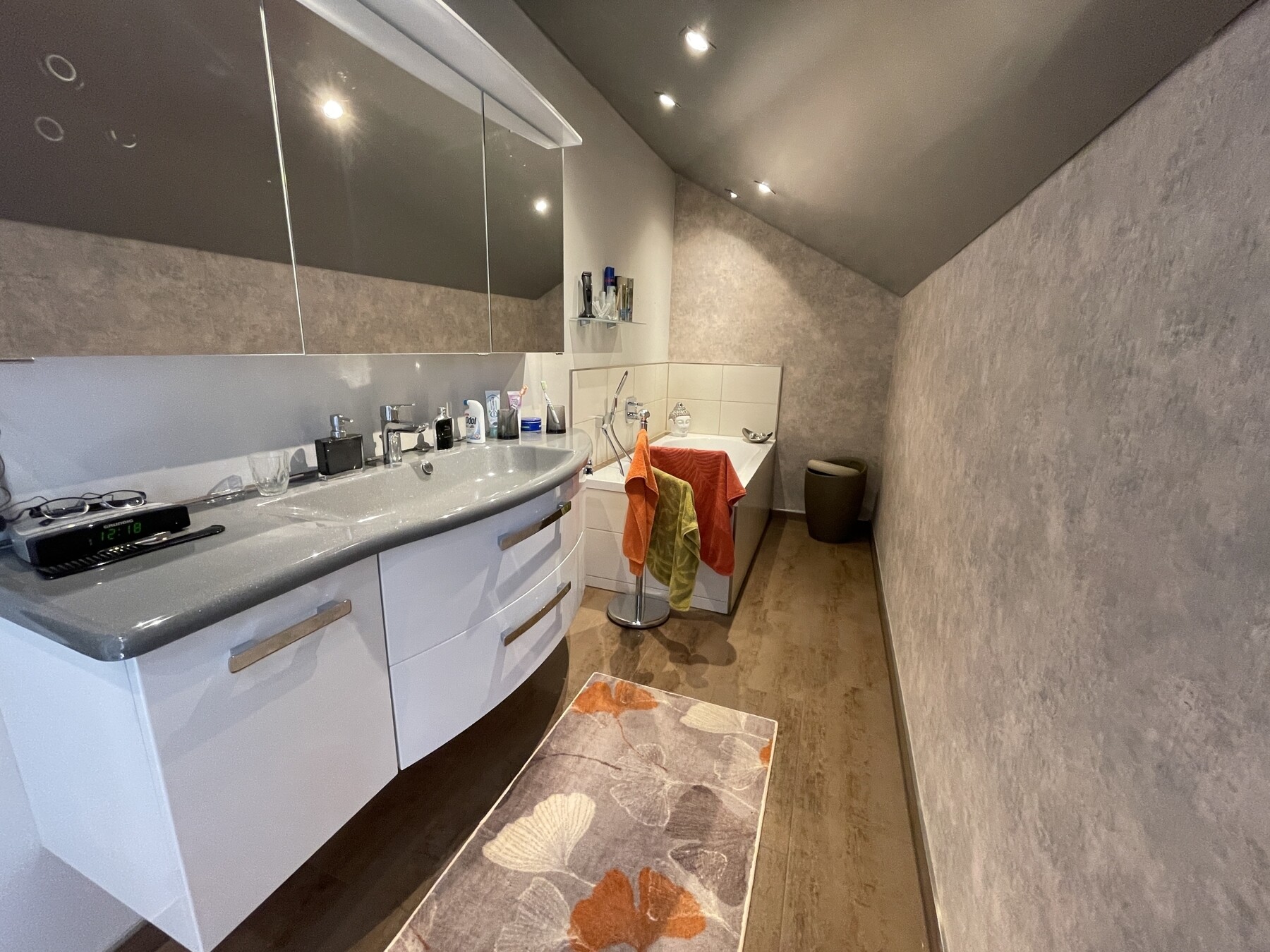 Großes Badezimmer (OG)