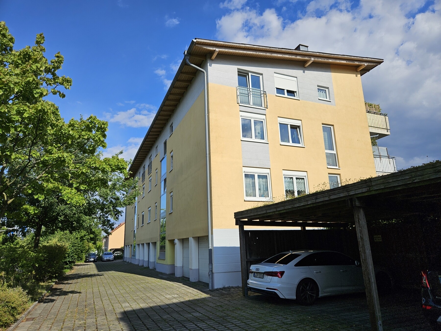 Hausansicht mit Carports