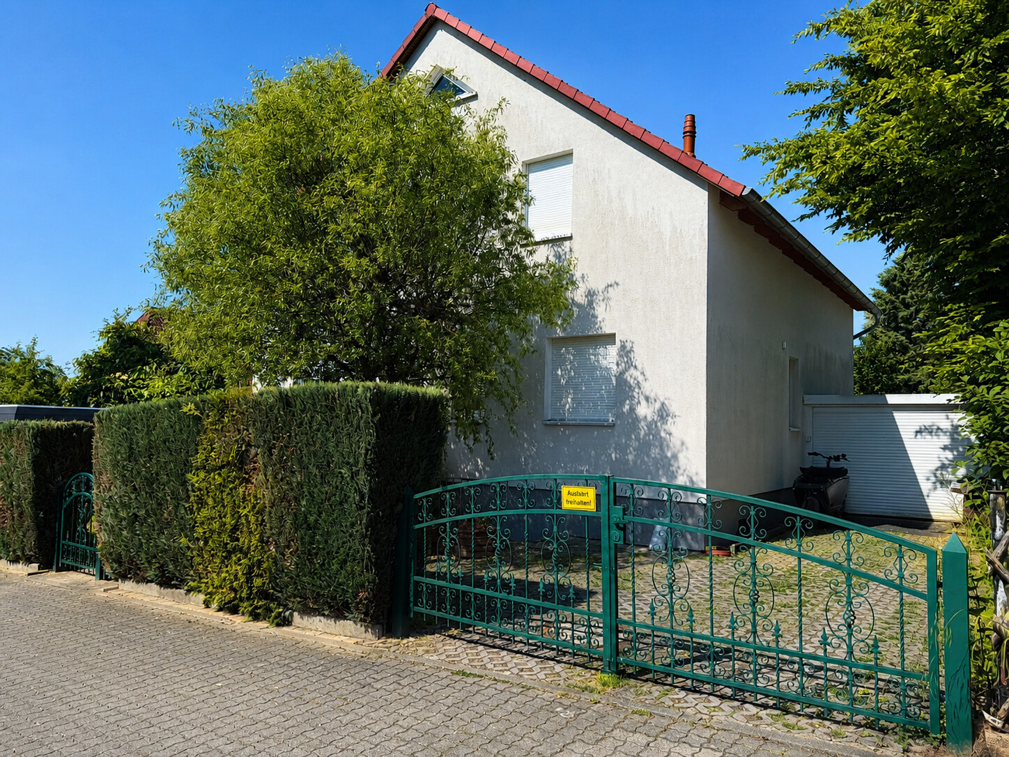 Ansicht und Garage