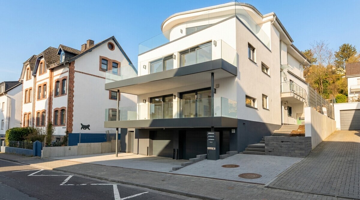 Moderne Mehrfamilienhaus-Fassade