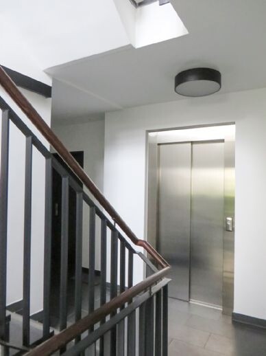 Treppenhaus mit Aufzug