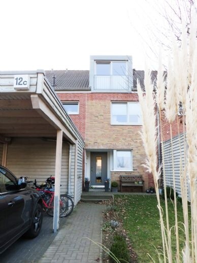 Hausansicht mit Carport