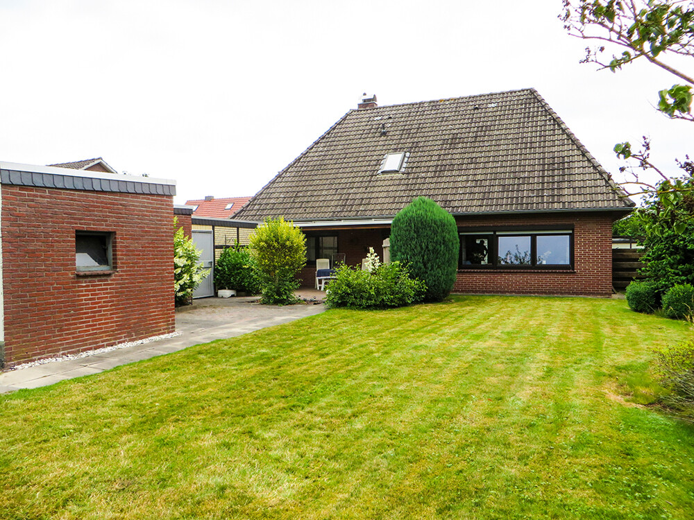 Hausansicht und Garten