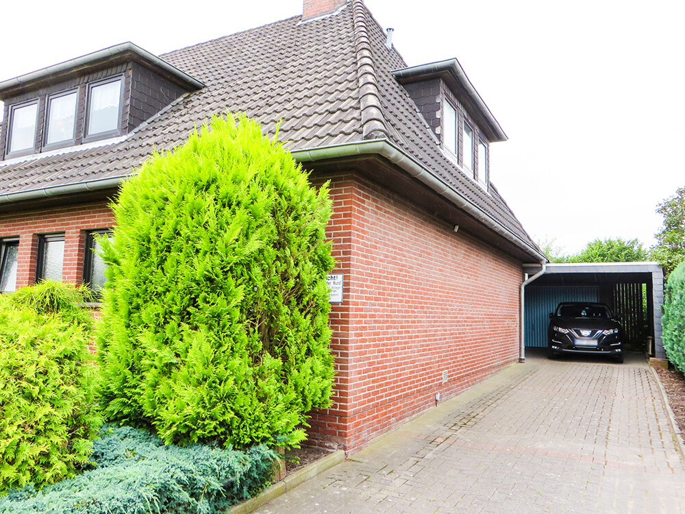 Hausansicht mit Carport