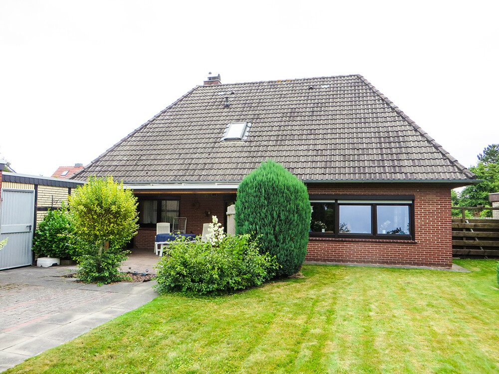 Hausansicht und Garten