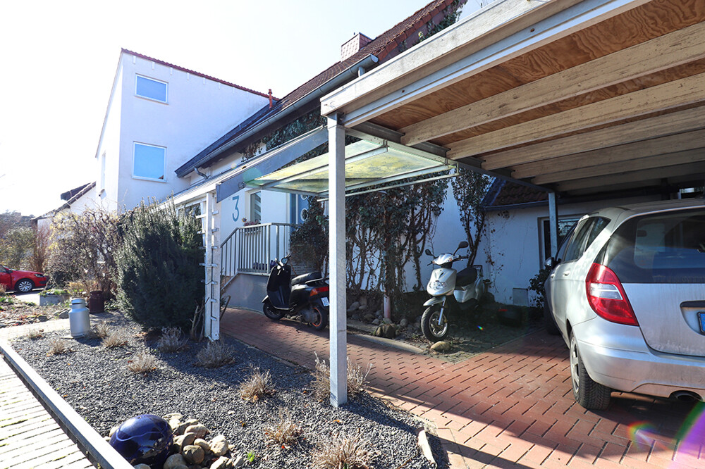 Vorgarten und Carport