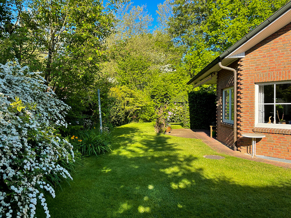 Haus und Garten im Sommer