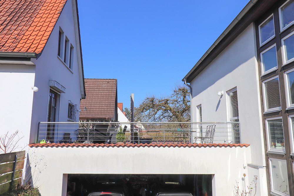 Zwei Wohneinheiten - verbunden durch Terrasse und Doppelgarage