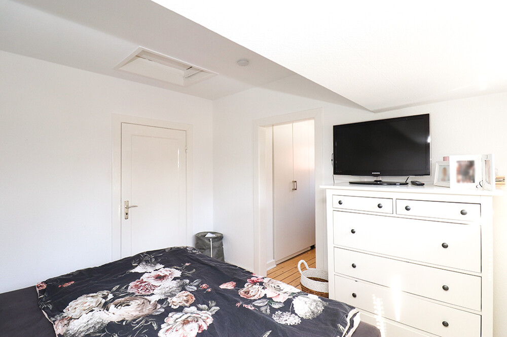 Schlafzimmer mit Ankleide im Obergeschoss - Vorderhaus