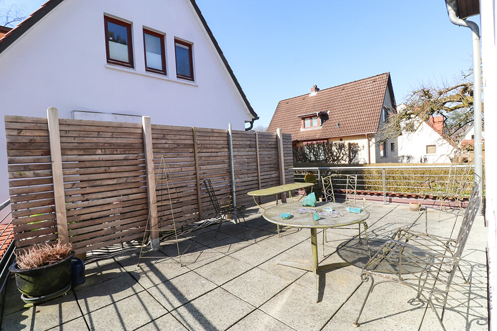 Terrasse im Obergeschoss - Verbindung mit Vorderhaus - Anbau