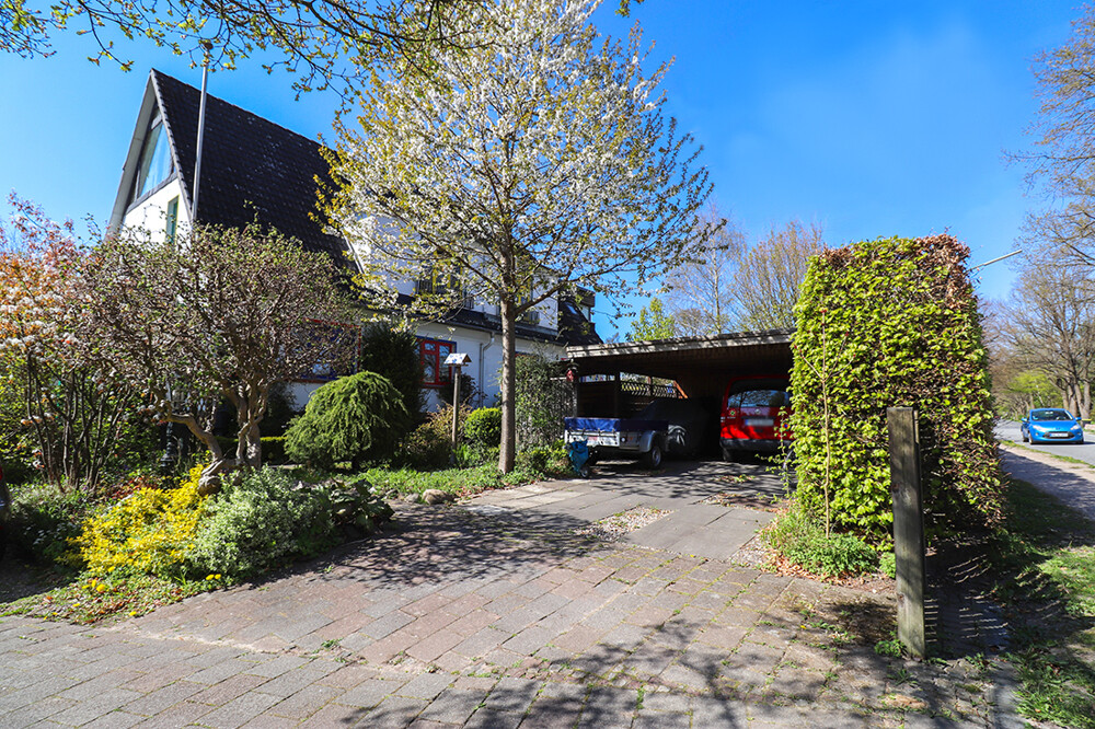 Hausansicht mit Doppelcarport
