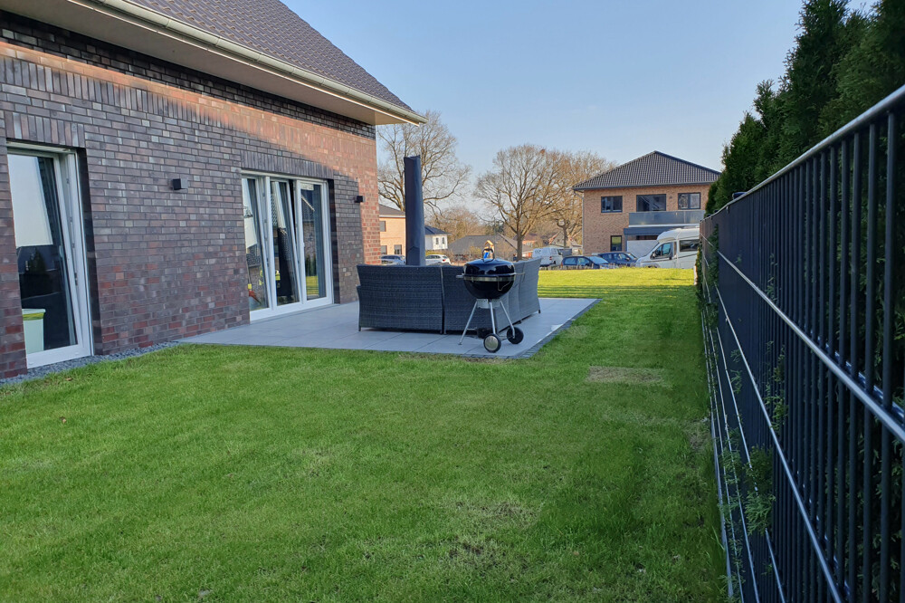 Hausansicht mit Terrasse