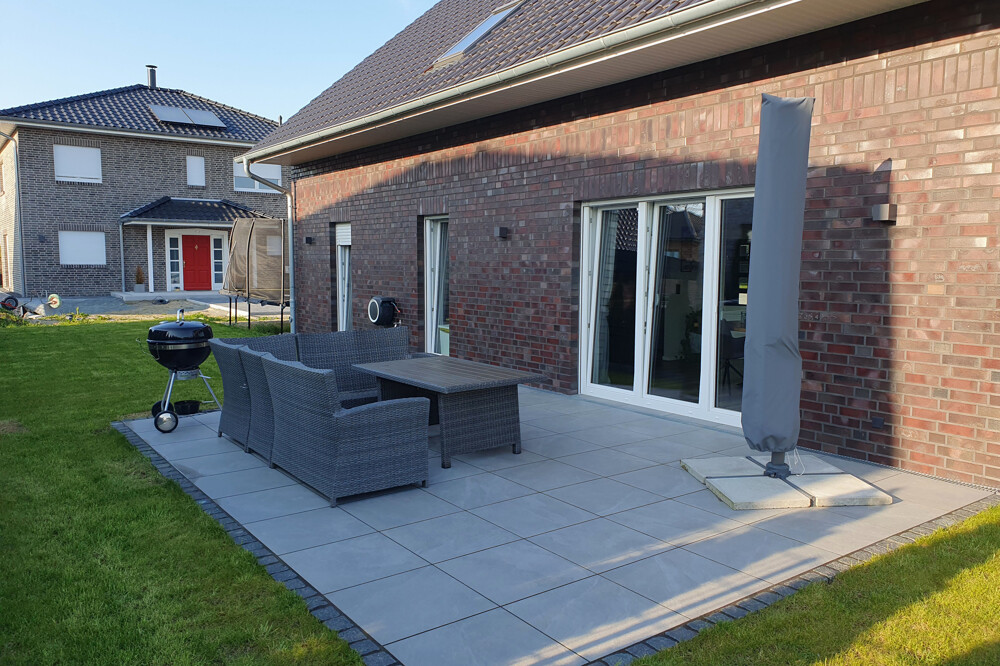 Hausansicht mit Terrasse