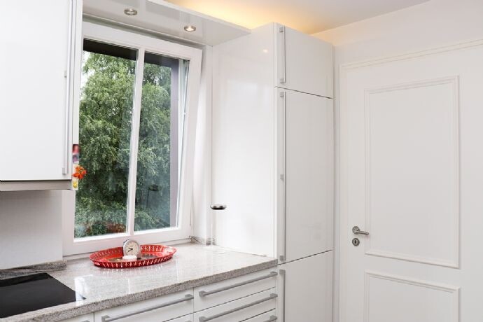 Küche mit Speisekammer