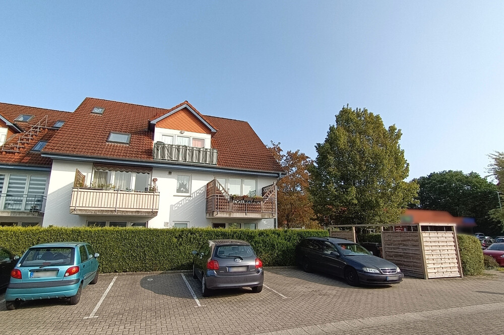 Hausansicht mit Parkplatz