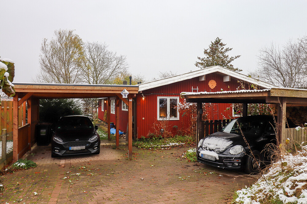 Hausansicht  und Carports
