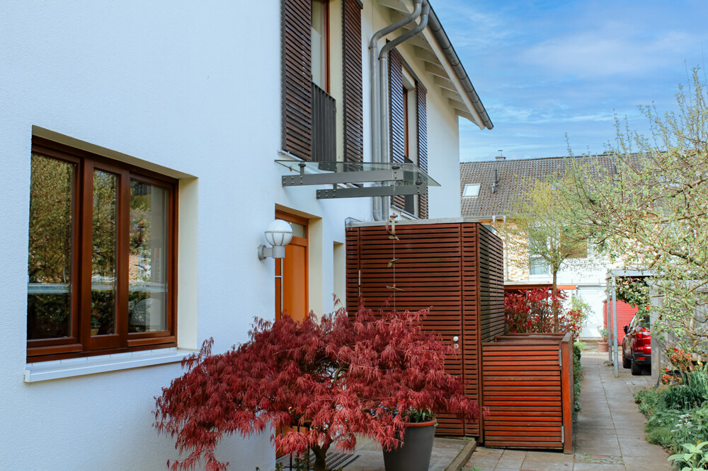 Hausansicht und Zuwegung